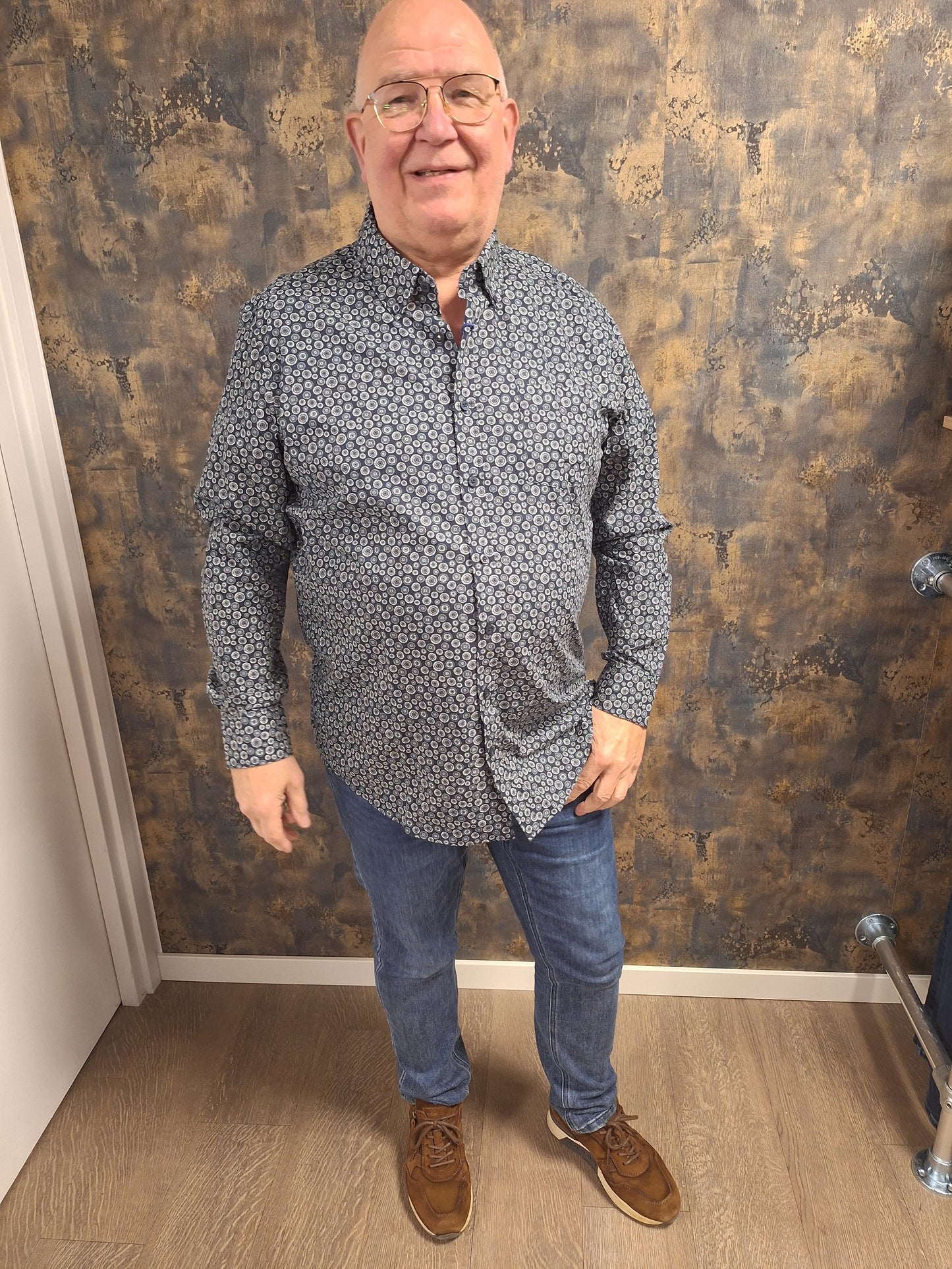 Chris Cayne blauw overhemd met cirkels