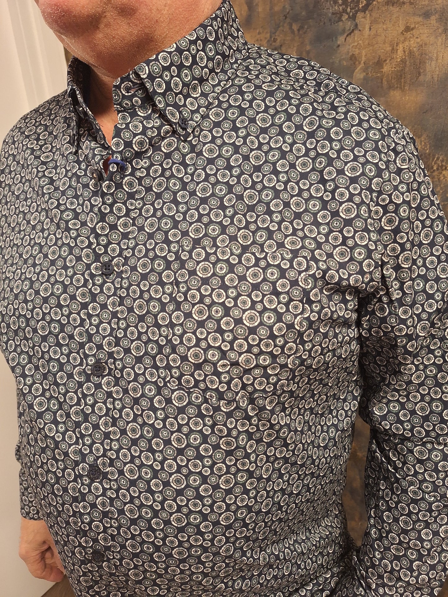 Chris Cayne blauw overhemd met cirkels