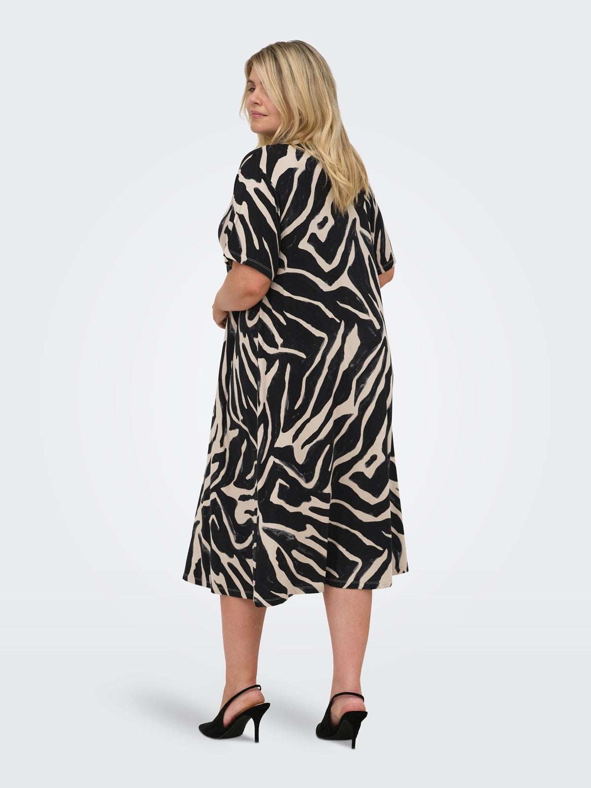 ONLY CARMAKOMA CARFYRLA S/S V-NECK BLK AOP DRESS