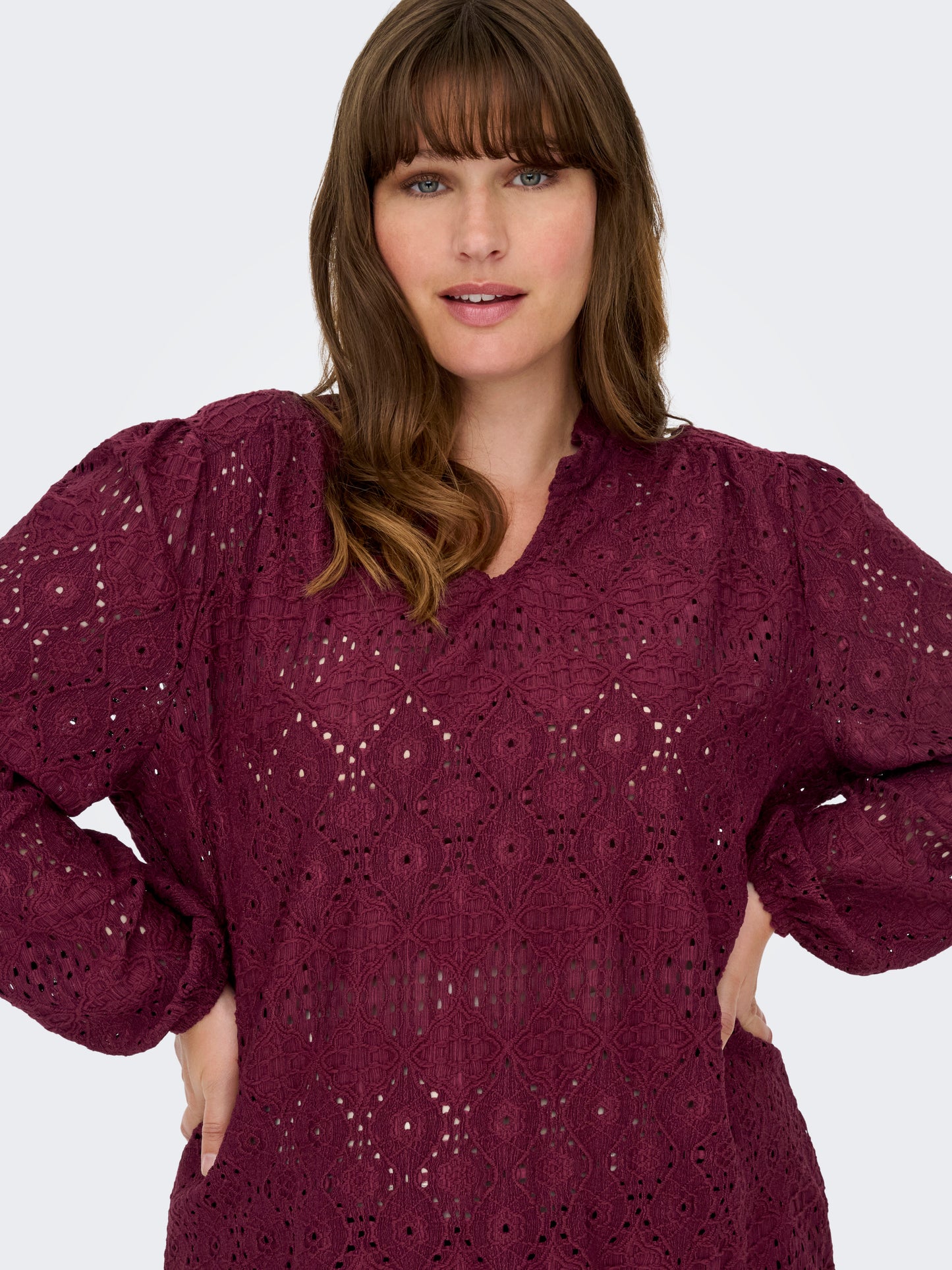 ONLY CARMAKOMA  CARLUZIA L/S V-NECK BLOUSE JRS ROOD