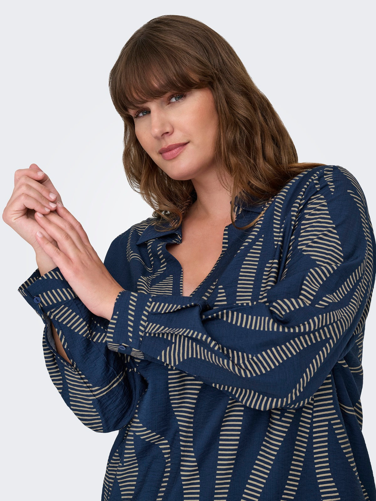 ONLY CARMAKOMA CARFANNIL LS V-NECK TOP AOP
