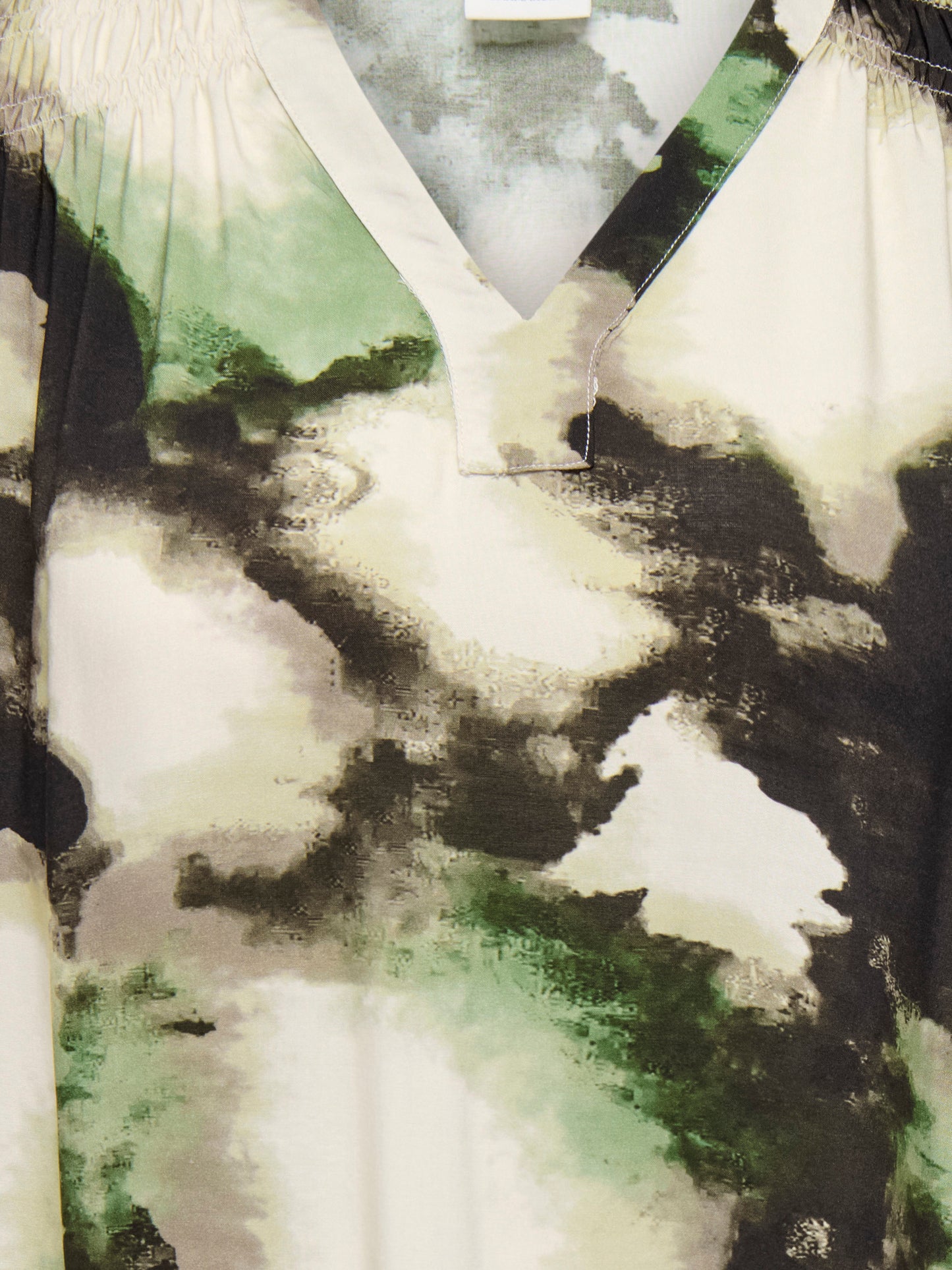 ONLY CARMAKOMA CARKERSTIN S/S V-NECK TOP AOP