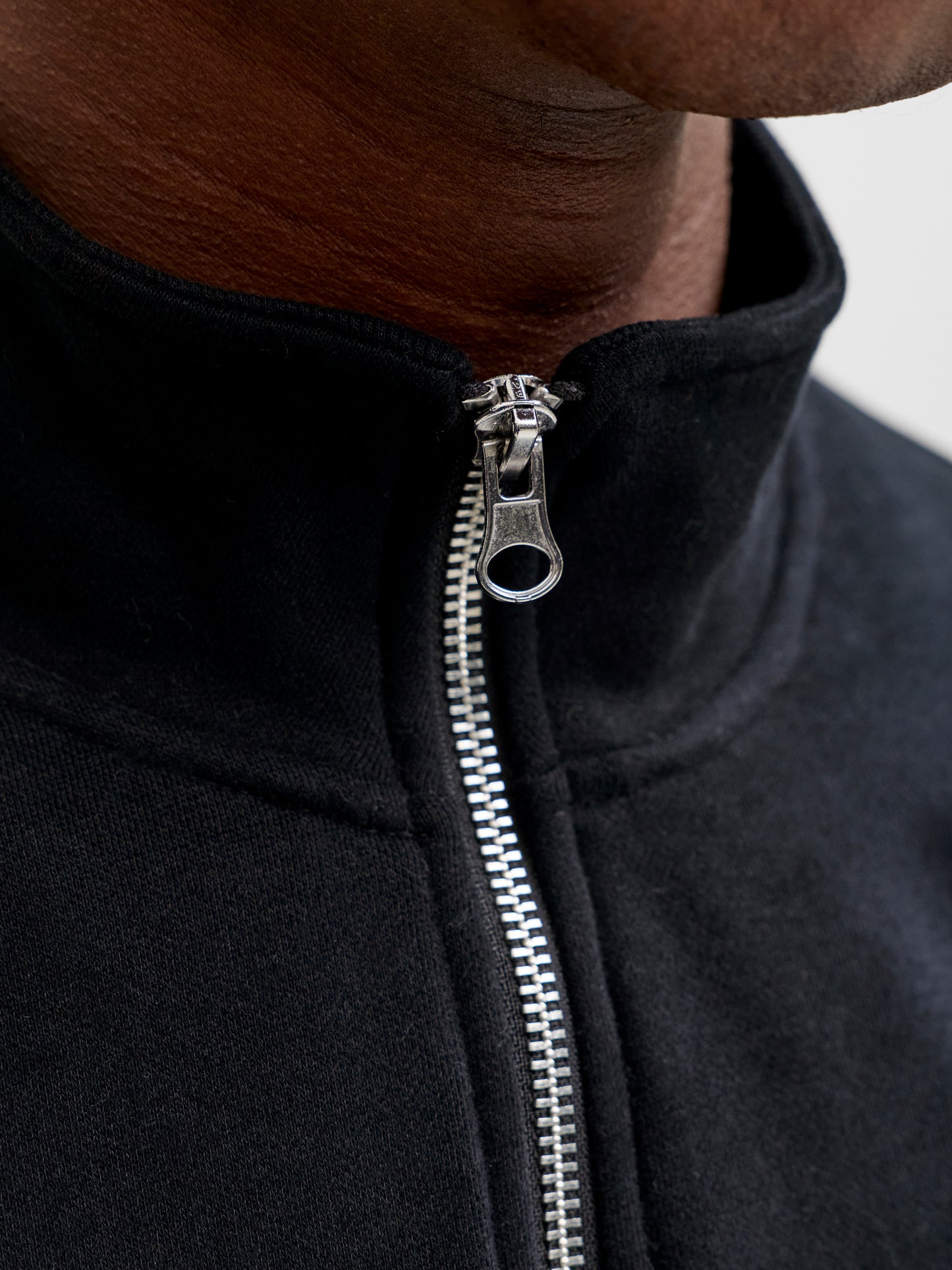 JACK&JONES  JORBLEECKER BRANDING SWEAT HIGH N BF PLS ZWART