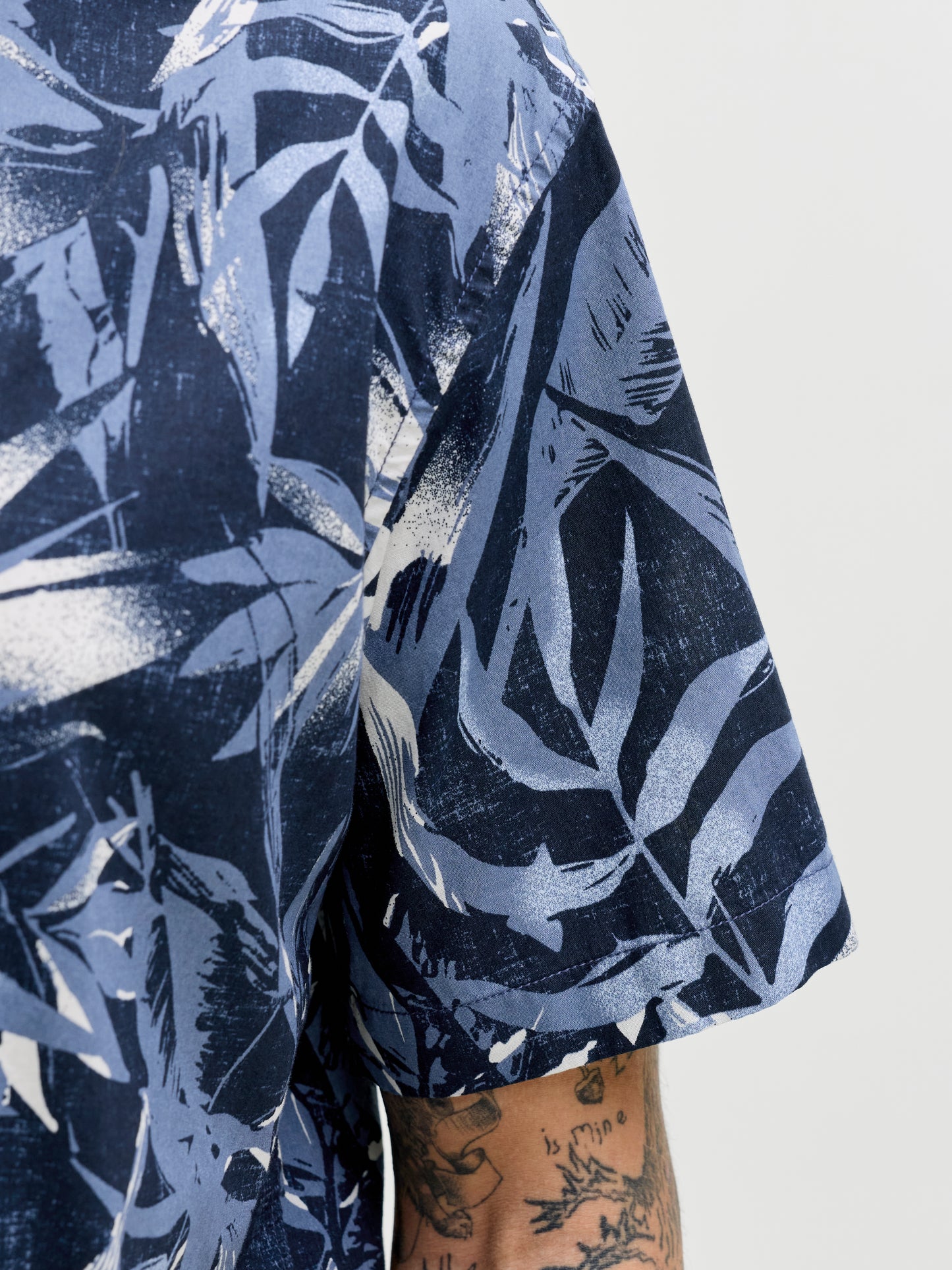 JACK&JONES  JJHONOLULU AOP TEE SS CREW NECK PLS NAVY BLAZER