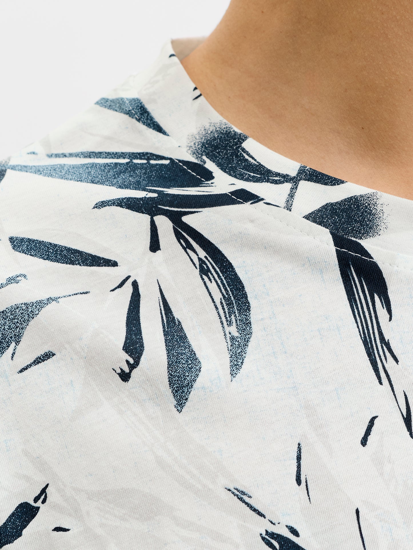 JACK&JONES  JJHONOLULU AOP TEE SS CREW NECK PLS GLOUD DANCER
