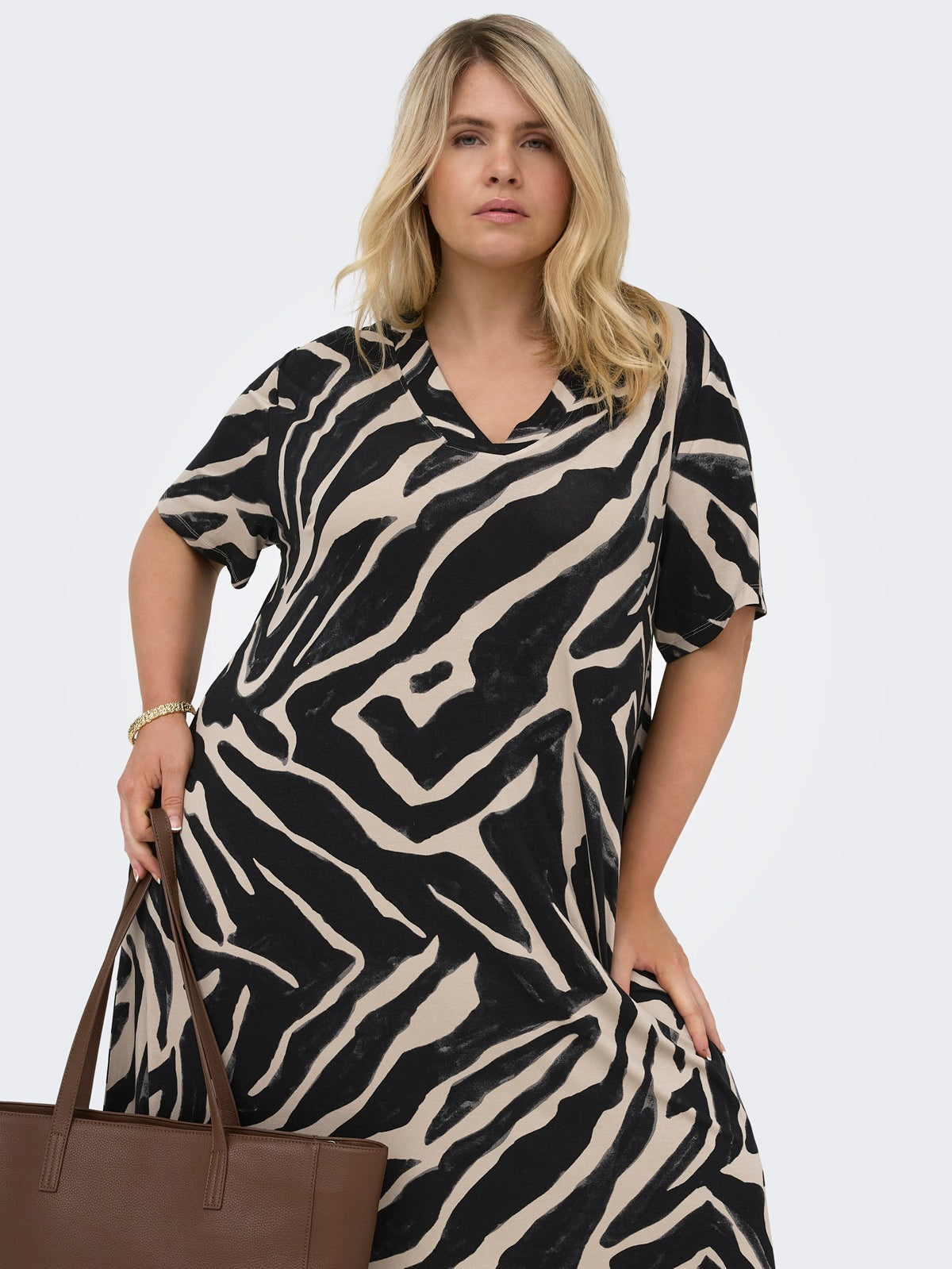 ONLY CARMAKOMA  CARFYRLA S/S V-NECK BLK AOP DRESS