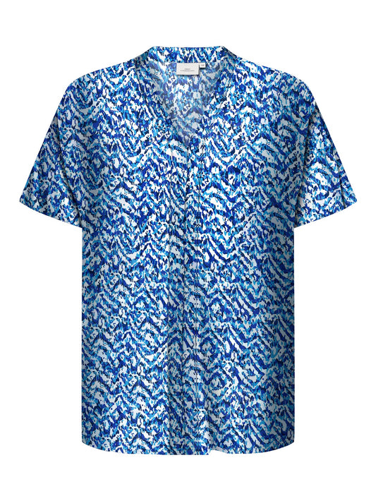 ONLY CARMAKOMA  CARSONYALI S/S V-NECK TOP AOP BLAUW