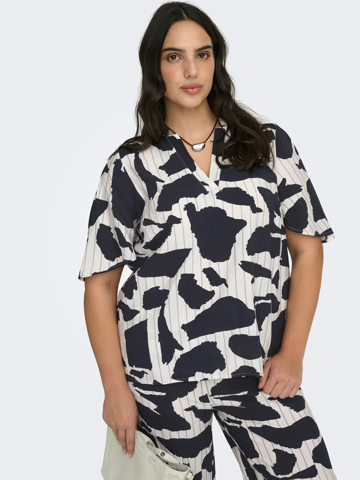 ONLY CARMAKOMA CARMISIA 2/4 V-NECK TOP AOP