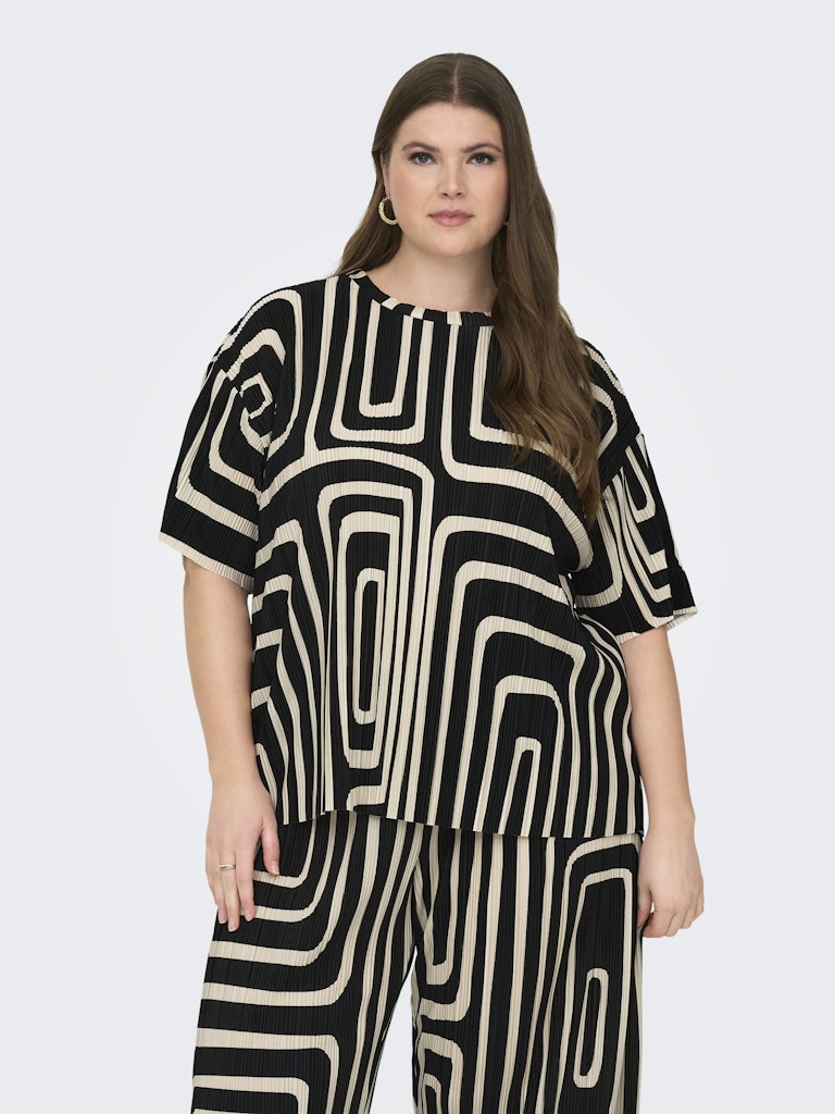 ONLY CARMAKOMA  CARRAVENNA S/S PLISSE AOP TOP ZWART/WIT