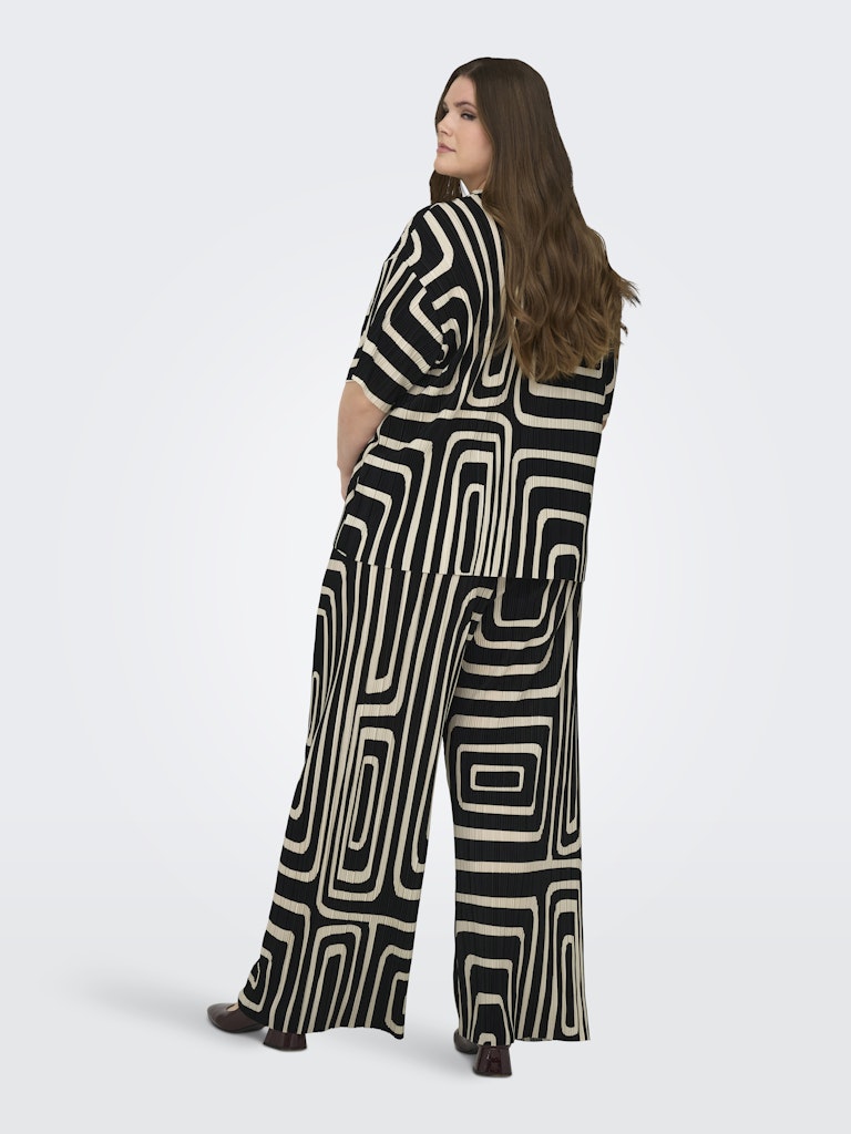 ONLY CARMAKOMA  CARRAVENNA S/S PLISSE AOP TOP ZWART/WIT