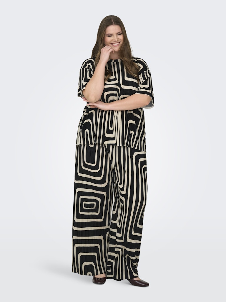ONLY CARMAKOMA  CARRAVENNA S/S PLISSE AOP TOP ZWART/WIT