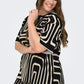 ONLY CARMAKOMA  CARRAVENNA S/S PLISSE AOP TOP ZWART/WIT