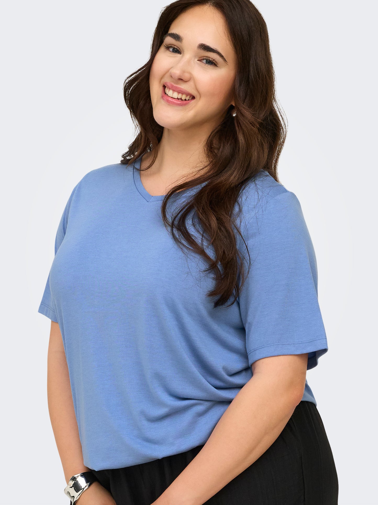 ONLY CARMAKOMA  CARCORAL S/S V-NECK TEE JRS BLAUW